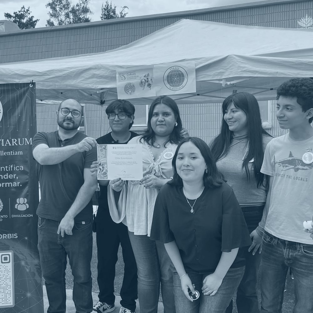 Miembros de Orbis Scientiarum reunidos durante una actividad de divulgación.